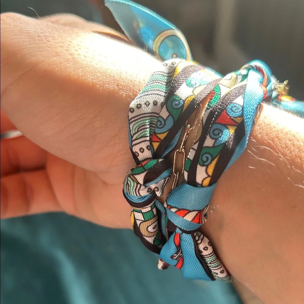 100% silk. Made in France. High quality scarf bracelet. With gold heart pendant! - Picture 3 of 16